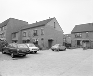880779 Gezicht op de voorgevels van de nieuwbouwwoningen Orkaden 6-14 te Utrecht.